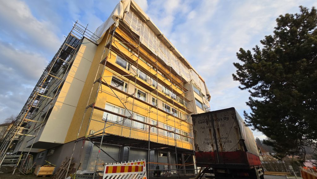 As Oy Heikinpohjantie 5, vesikattosaneeraus